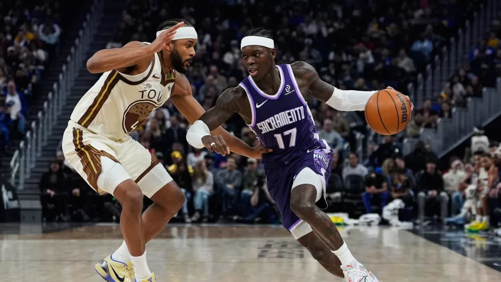 Sacramento Kings guard Dennis Schr&ouml;der, right, moves the ball while defended by Golden State Warriors guard Moses Moody during the first half of an NBA basketball game, Friday, Jan. 9, 2026, in San Francisco. (AP Photo/Godofredo A. V&aacute;squez)