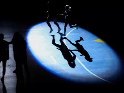 - simbolična fotografija, sence, &scaron;portna vzgoja mladine, gibanje, pomanjkanje gibanja, težave mladostnikov.- 05.10.2024. - Rokomet Krim Mercator - Storhamar v četrtem krogu evropske lige prvakinj.//FOTO: Bojan Velikonja