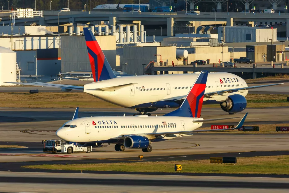 2M6DC3T Delta Air Lines Boeing 737-700 airplane Atlanta airport