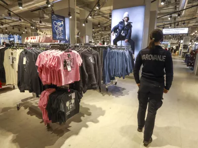 Varovanje - varnostnik - kraje - kraja 30.11.2024 - Primark je mednarodni trgovec, ki ponuja najnovej&scaron;o modo - trgovina za oblačili - obleke - FOTO: LUKA CJUHA