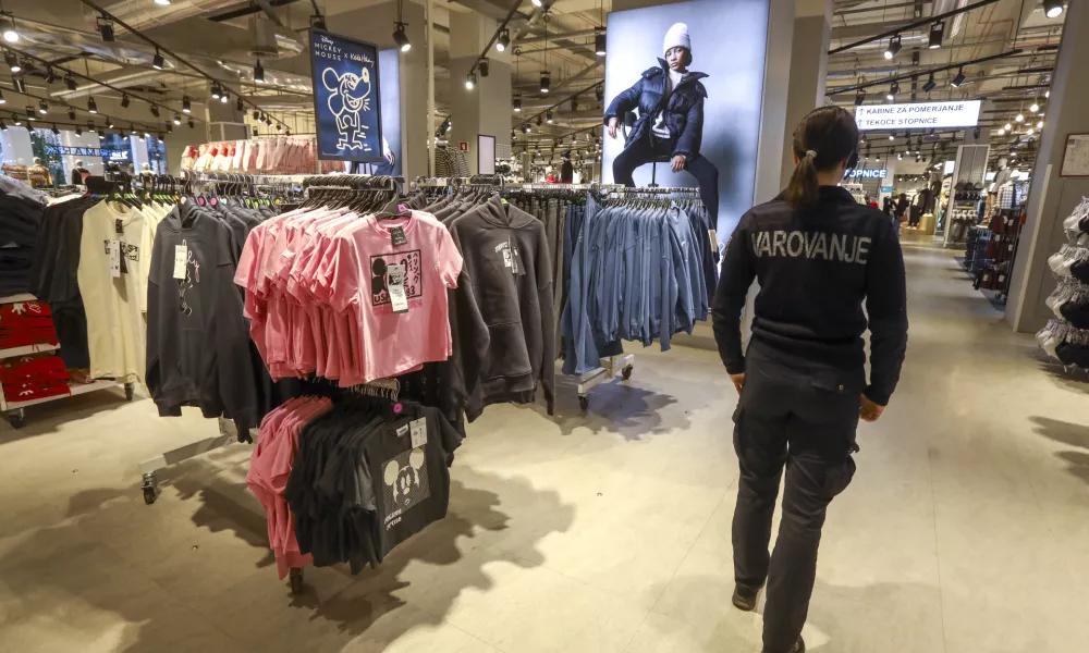 Varovanje - varnostnik - kraje - kraja 30.11.2024 - Primark je mednarodni trgovec, ki ponuja najnovej&scaron;o modo - trgovina za oblačili - obleke - FOTO: LUKA CJUHA