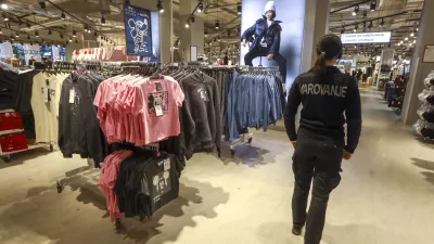 Varovanje - varnostnik - kraje - kraja 30.11.2024 - Primark je mednarodni trgovec, ki ponuja najnovej&scaron;o modo - trgovina za oblačili - obleke - FOTO: LUKA CJUHA