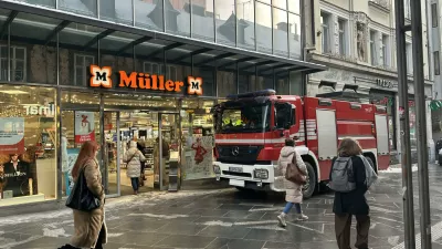 Gasilsko vozilo je parkirano pred trgovino. Foto: &Scaron;F