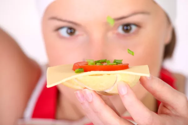 Seasoning sandwich V novo leto vstopite fit z Jo&scaron;tomNajbolj&scaron;i recept za zdrav videz in dobro počutje je uravnotežena kombinacija telesne vadbe in prehrane. Vsak dan povprečno zaužijemo več kalorij, kot jih za normalno delovanje potrebuje na&scaron;e telo, zato so za njihovo učinkovito izgorevanje priporočljive predvsem intenzivne, dinamične vaje kot denimo tek, plavanje ali kolesarjenje. Seveda pa je po naporni vadbi nujna tudi regeneracija. &Scaron;tevilni &scaron;portniki pri prehrani po treningu prisegajo na mleko in mlečne izdelke, saj so ti lahko prebavljivi in predstavljajo vir za mi&scaron;ice nujno potrebnih beljakovin, kalcija in esencialnih ma&scaron;čob. Po naporni vadbi je priporočljivo, da si brez slabe vesti privo&scaron;čite sir Jo&scaron;t v družbi zelenjave ali sadja, torej živil z nizkim glikemičnim indeksom in s tem kakovostno poskrbite za utrujeno telo. Če vas skrbi dieta pa lahko izberete lahki Jo&scaron;t z manj kalorijami.