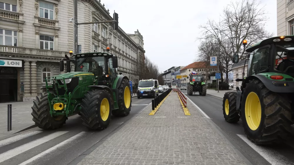 - 22.02.2024 &ndash; Celje &ndash; opozorilni protest kmetov - kmetje na protestu znova opozarjali na stanje v kmetijstvu. //FOTO: Luka Cjuha