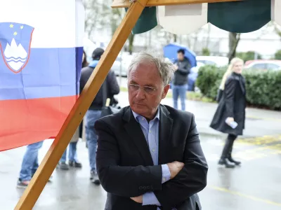 Ale&scaron; Hojs- 13.03.2025 - Janez Jan&scaron;a oddal svoj podpis PROTI PRIVILEGIJEM na Upravni enoti, Linhartova //FOTO: Jaka Gasar