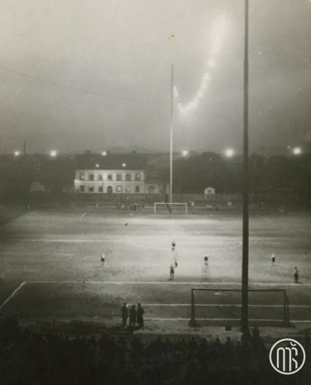 Nočna tekma pod reflektorji na stadionu SK Ilirije v &Scaron;i&scaron;ki v 30-ih letih.