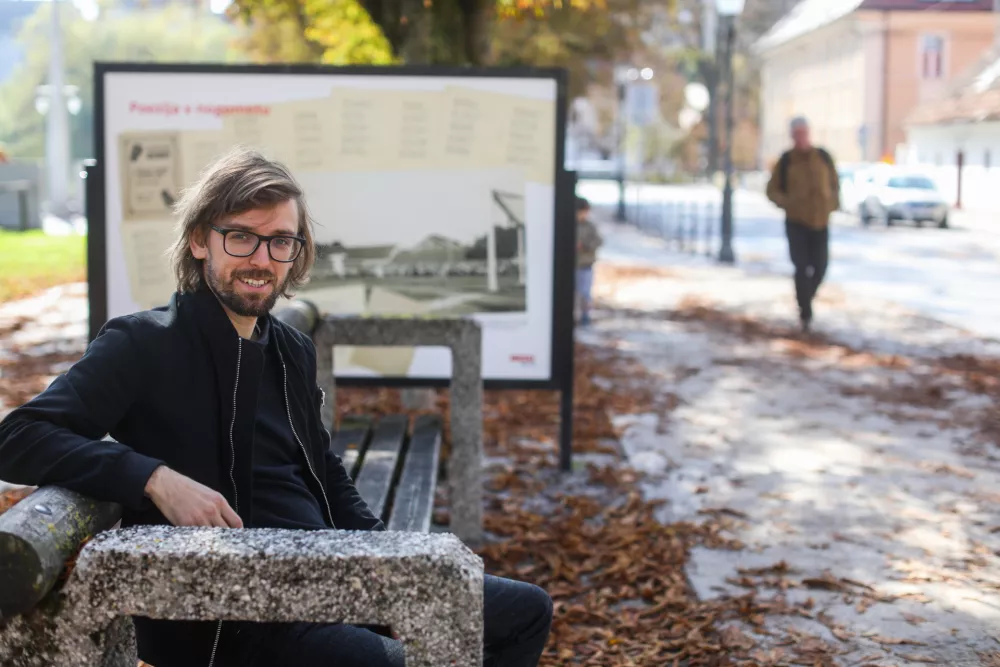 avtor razstave dr. Ale&scaron; &Scaron;afarič, kustos v muzeju &scaron;porta - 01.10.2021 &ndash; Razstavni prostor Krakovski nasip - fotografska razstava o zgodovini nogometa v Ljubljani do leta 1945 ob 110. obletnici ustanovitve slovenskega nogometnega kluba Ilirija - Muzej &scaron;porta //FOTO: Bojan Velikonja