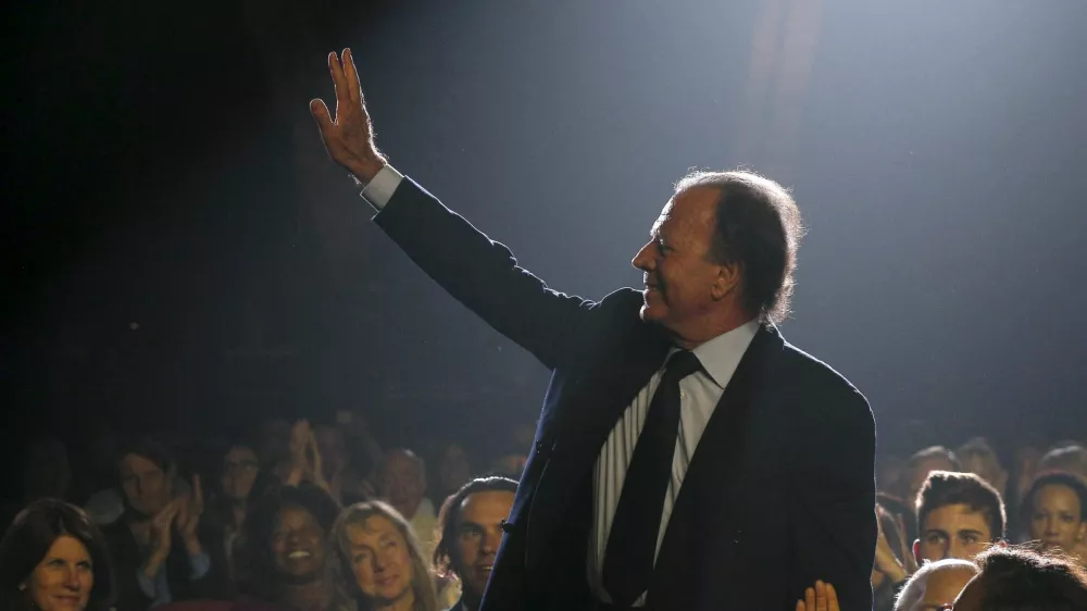 FILE PHOTO: Honorary degree recipient recording artist Julio Iglesias is recognized during Berklee College of Music's Commencement Concert in Boston, Massachusetts, United States May 8, 2015. REUTERS/Brian Snyder/File Photo