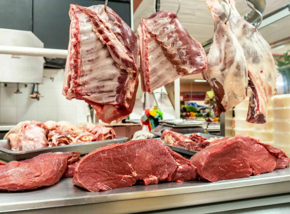 Različna pravila za različno meso: kako preveriti, od kod je res tisto, kar kupujete