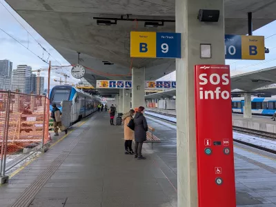 Pogled na peron z novimi oznakami in rahlo modernej&scaron;im videzom