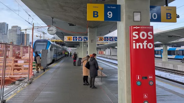 Pogled na peron z novimi oznakami in rahlo modernej&scaron;im videzom