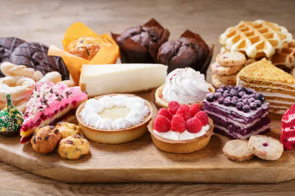 Sladice so poleg vsega zelo mamljivih barv in okusov. / Foto: Istock