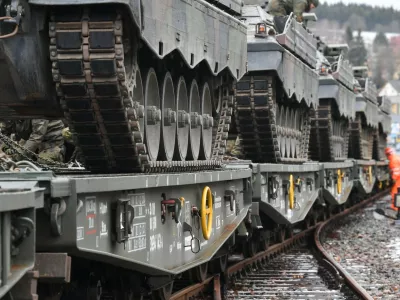 30 January 2020, Saxony, Marienberg: Infantry fighting vehicles "Marder" of the Panzergrenadierbataillon 371 from Marienberg in Saxony are loaded onto railway goods trailers. With the transport, tanks "Marder", recovery tanks "B&uuml;ffel" and wheeled vehicles go to Rukla in Lithuania. The Panzergrenadierbataillon 371 replaces there the Bataillon 391 from Bad Salzungen after its six-month engagement. The "Marienberger J&auml;ger" are participating in the contract for the second time. The main task is to show presence and practice together with multinational partners and the Lithuanian armed forces. Since the end of January 2017, German soldiers have been in Lithuania under the enhanced Forward Presence (eFP). Photo: Hendrik Schmidt/dpa-Zentralbild/ZB,Image: 495573645, License: Rights-managed, Restrictions: GERMANY OUT, Model Release: no