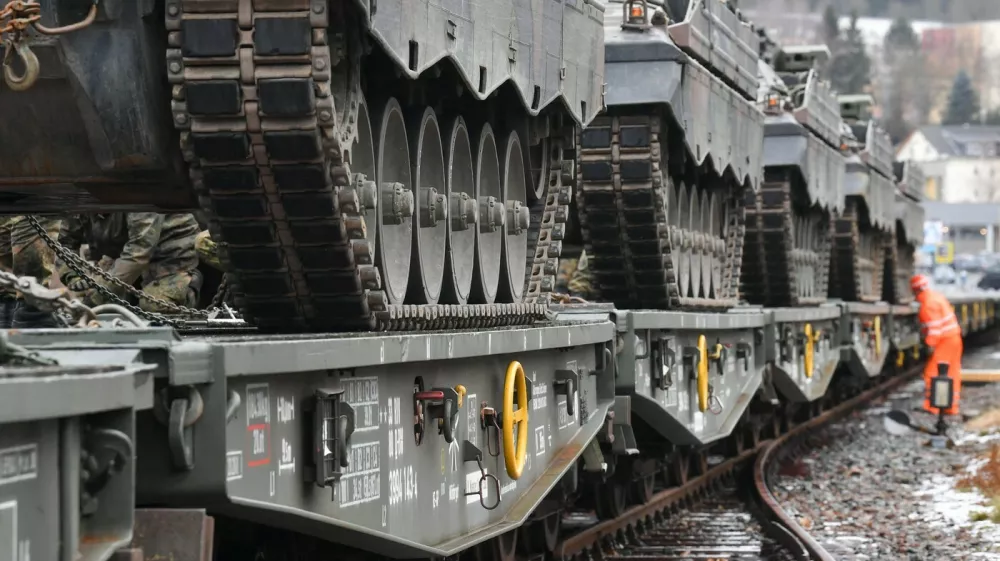 30 January 2020, Saxony, Marienberg: Infantry fighting vehicles "Marder" of the Panzergrenadierbataillon 371 from Marienberg in Saxony are loaded onto railway goods trailers. With the transport, tanks "Marder", recovery tanks "B&uuml;ffel" and wheeled vehicles go to Rukla in Lithuania. The Panzergrenadierbataillon 371 replaces there the Bataillon 391 from Bad Salzungen after its six-month engagement. The "Marienberger J&auml;ger" are participating in the contract for the second time. The main task is to show presence and practice together with multinational partners and the Lithuanian armed forces. Since the end of January 2017, German soldiers have been in Lithuania under the enhanced Forward Presence (eFP). Photo: Hendrik Schmidt/dpa-Zentralbild/ZB,Image: 495573645, License: Rights-managed, Restrictions: GERMANY OUT, Model Release: no