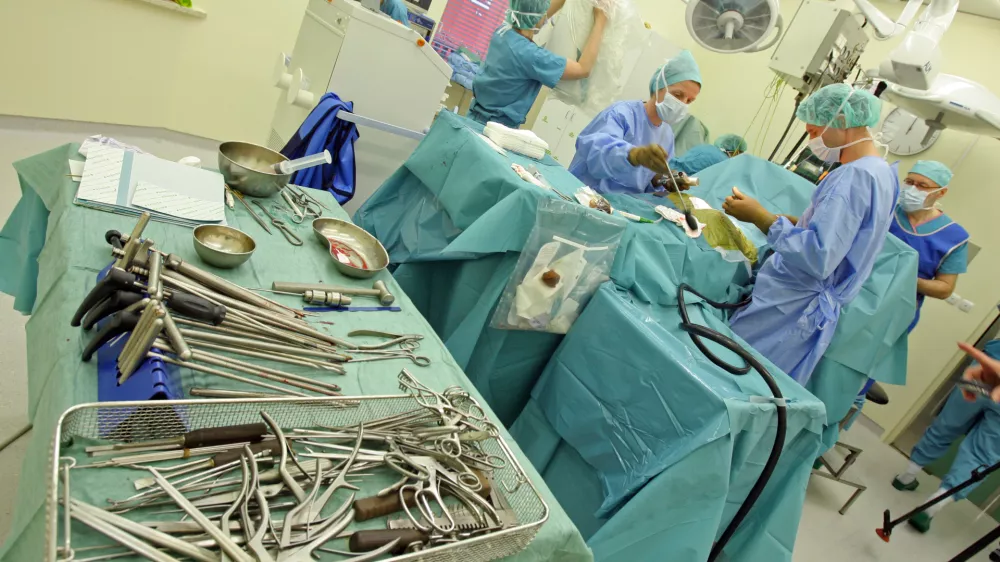 - operacija hrbtenice - ﻿- simbolična fotografija - zdravstvo - - - Ortopedska klinika - Univerzitetni klinični center v Ljubljani- predstavili novo metodo operacije hrbtenice, prijaznej&scaron;a do bolnika, ki so jo na ortopedski kliniki kot prvi pri nas začeli izvajati leta 2009.///FOTO: Luka Cjuha