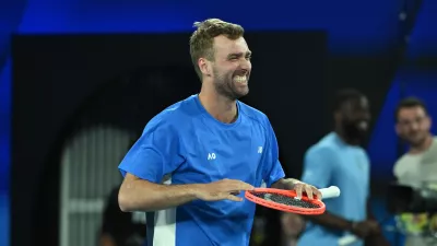 14 January 2026, Australia, Melbourne: Jordan Smith of Australia reacts after winning a point against Jannik Sinner of Italy during the 1 Point Slam event during the Australian Open Opening Week at Rod Laver Arena in Melbourne. Photo: James Ross/AAP/dpa