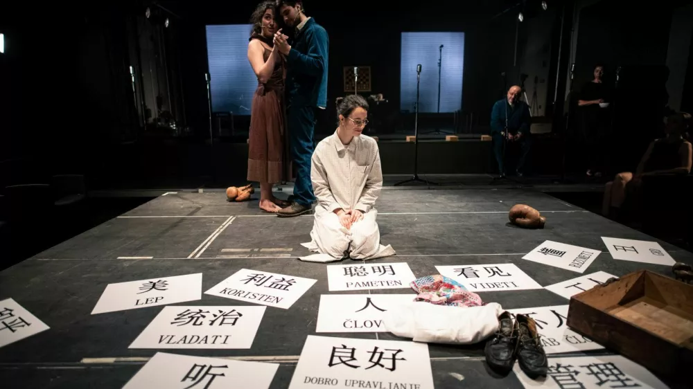 Eva Mahkovic, Ula Talija Pollak, Jakob Ribič, Matjaž Berger:ŽIVLJENJE IN ČASI BERTOLTA BRECHTAAnton Podbev&scaron;ek Teater Fotografija: Borut Peterlin