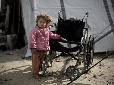 13 January 2026, Palestinian Territories, Nusairat: A Palestinian child stands outside their tent in the western part of Nuseirat Refugee Camp in central of Gaza Strip. Storms and heavy rainfall affecting the Gaza Strip have severely impacted the lives of Palestinians living in makeshift tents. Photo: Moiz Salhi/APA Images via ZUMA Press Wire/dpa