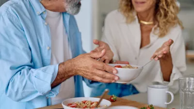 Po 50. letu ne velja pravijo &raquo;jesti manj&laquo;, ampak jesti pametneje. / Foto: Getty Images