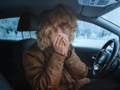 Med vožnjo se lahko ogrevamo, ko pa avto sameva tudi po slovenski zakonodaji ni dovoljeno imeti prižganega motorja. / Foto: Istock