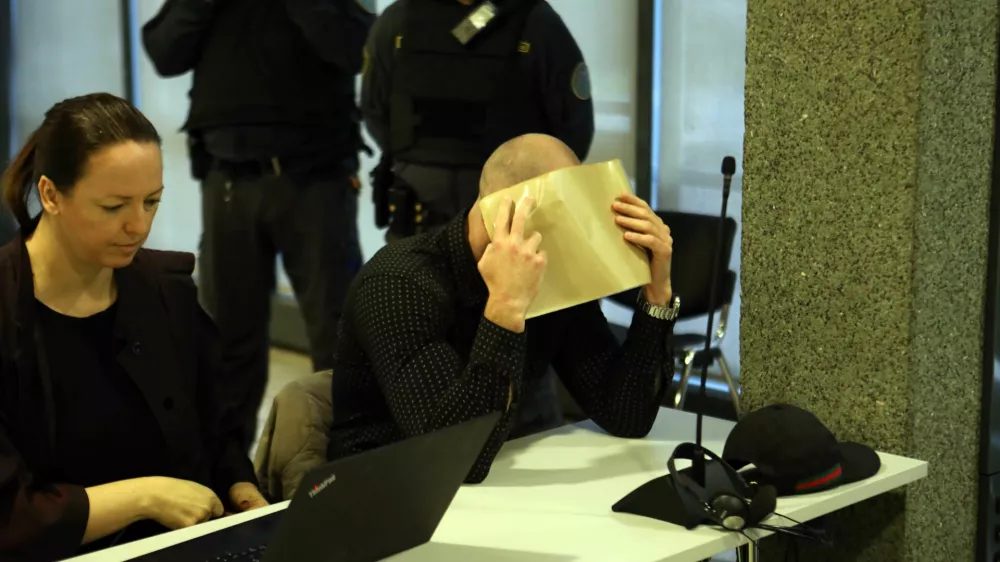 Koliko ljudi je v resnici bilo v avtu morilcev?