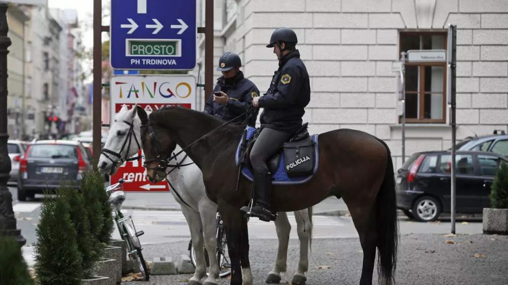 - Policija - policisti konjeniki - službeni - policijski konj//FOTO: Luka Cjuha