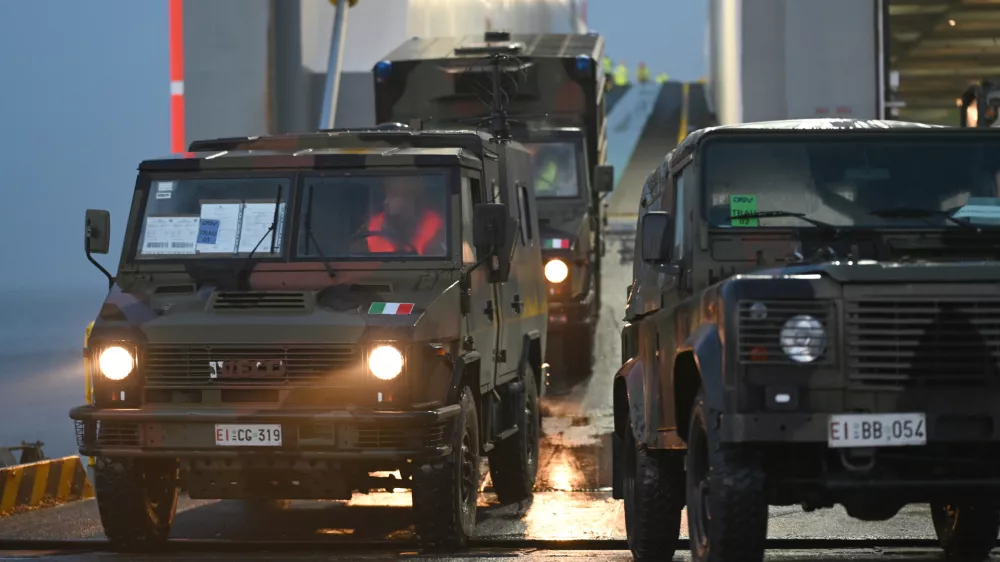 15 January 2026, Lower Saxony, Emden: Italian soldiers arrive with equipment and vehicles as The North Atlantic Treaty Organization (NATO) launches 'Steadfast Dart,' its largest multinational exercise of the year. Photo: Lars Penning/dpa