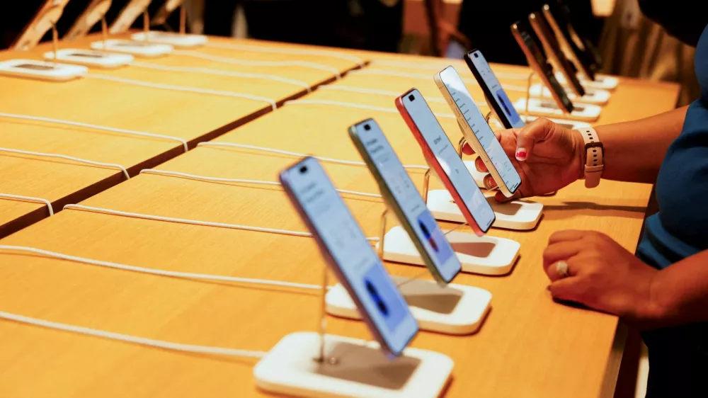 FILE PHOTO: A person holds an Apple iPhone at the company's first retail store in Bengaluru, India, September 2, 2025. REUTERS/Priyanshu Singh/File Photo