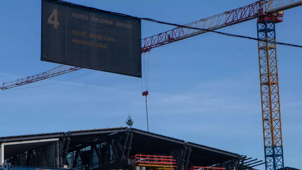 14.01.2026 - Železni&scaron;ka postaja Ljubljana - gradbi&scaron;če - Smreka - smrekica na strehiFoto: Luka Cjuha