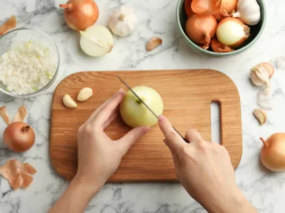 Rezanje čebule je prava znanost. / Foto: Istock