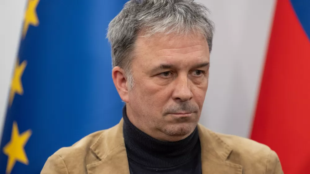 Ljubljana, ESS.Izjava za medije ob koncu posveta socialnih partnerjev glede dviga minimalne place.Predsednik ZSSS Andrej Zorko.