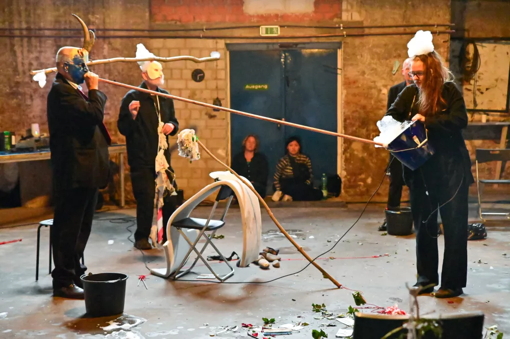 Kolektiv Black Market International v sodelovanju s slovensko skladateljico Petro Strahovnik na peturnem performansu na Festivalu Performance Art Frankfurt na Majni, 2021 F J&uuml;rgen Fritz