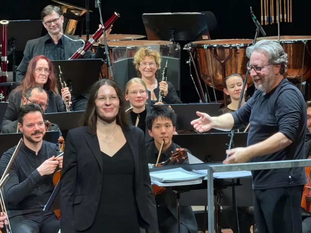 Skladateljica Petra Strahovnik 16. januarja letos pred orkestrom Rundfunk-Sinfonieorchester Berlin v dvorani Radialsystem, kjer so pod taktirko Brada Lubmana izvedli njeno simfonično delo z naslovom&nbsp;1945&ndash;. F Alexey Munipov