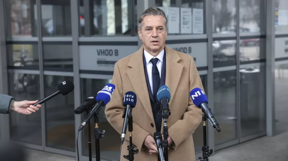 - 04.12.2024 - predsednik vlade Robert Golob je bil vabljen na zasli&scaron;anje na KPK - v sklopu preiskave o domnevnih političnih pritiskih na delo policije zasli&scaron;ala predsednika vlade Roberta Goloba in več prič. Med njimi so tudi nekdanja notranja ministrica Tatjana Bobnar, biv&scaron;i vr&scaron;ilec dolžnosti generalnega direktorja policije Bo&scaron;tjan Lindav, aktualna državna sekretarka na notranjem ministrstvu Tina Heferle in biv&scaron;i državni sekretar na tem ministrstvu Branko Lobnikar//FOTO: Jaka Gasar