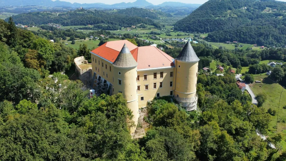 Kako sta mali obmejni občini Kostel in Komen prehiteli Domžale