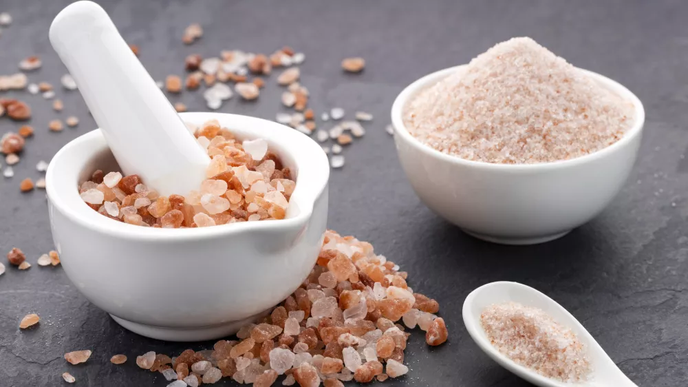 Pure, fine Himalayan salt in a bowl, spoon, and pestle - Pink crystals. / Foto: Luis Echeverri Urrea