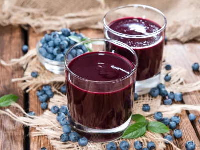 Fresh made Blueberry Juice with some fruits on wooden background / Foto: Handmadepictures