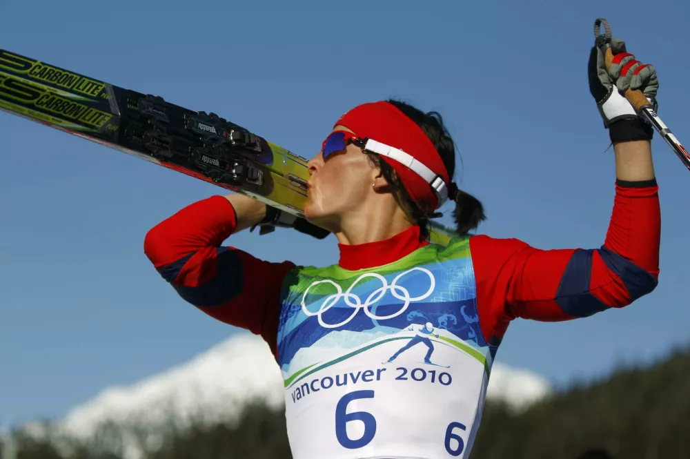 Norway's Marit Bjoergen kisses her skis as she celebrates winning the women's 15 km pursuit cross-country final at the Vancouver 2010 Winter Olympics in Whistler, British Columbia, February 19, 2010. REUTERS/Kai Pfaffenbach (CANADA) / Foto: Kai Pfaffenbach