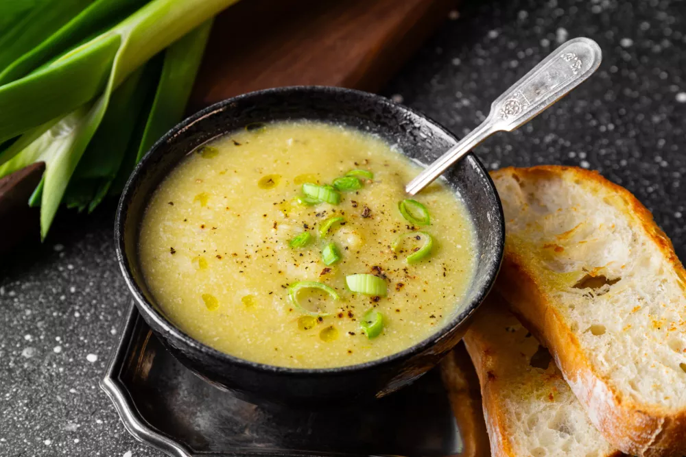 A bowl of leek soup with toasted bread close up. High quality photo / Foto: Kseniya Romazanova