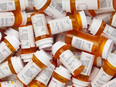 Dozens of prescription medicine bottles in a jumble. This collection of pill bottles is symbolic of the many medications senior adults and chronically ill people take. / Foto: Smartstock