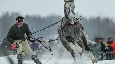 Tekmovalec in konj v akciji med tekmo v skijoringu februarja letos na Poljskem.&nbsp;/ Foto: Profimedia