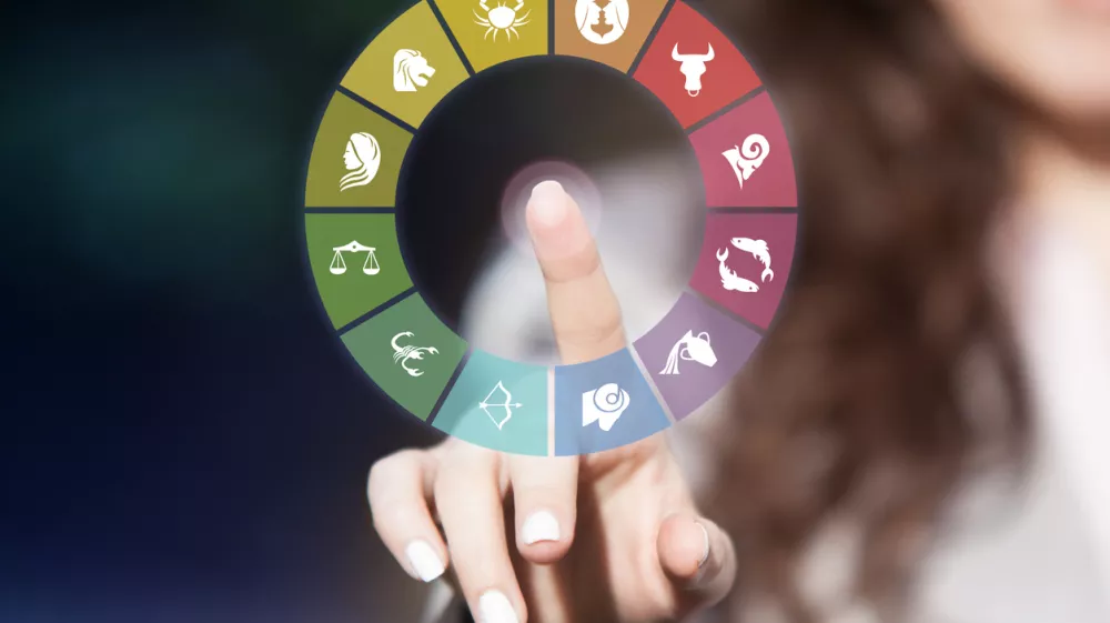 Zodiac signs on touch screen. Woman choosing horoscope symbols. / Foto: Fotocuisinette, Getty Images/istockphoto