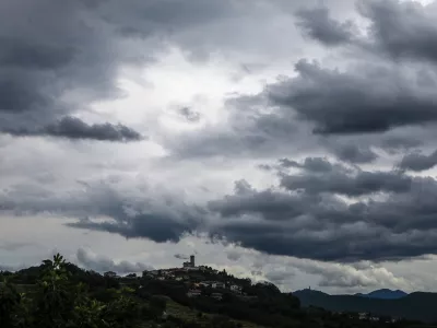 - simbolična fotografija - vremenska slika, neurje, nevihta, nevihtni oblaki, - 07.06.2022 &ndash; Gori&scaron;ka Brda &ndash; delovni naslov &raquo; Strah pred točo &laquo;  //FOTO: Luka CjuhaOPOMBA: REPORTAŽA ZA OBJEKTIV 2022