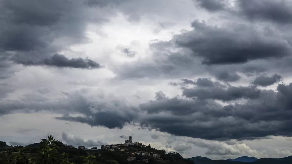 - simbolična fotografija - vremenska slika, neurje, nevihta, nevihtni oblaki, - 07.06.2022 &ndash; Gori&scaron;ka Brda &ndash; delovni naslov &raquo; Strah pred točo &laquo;  //FOTO: Luka CjuhaOPOMBA: REPORTAŽA ZA OBJEKTIV 2022