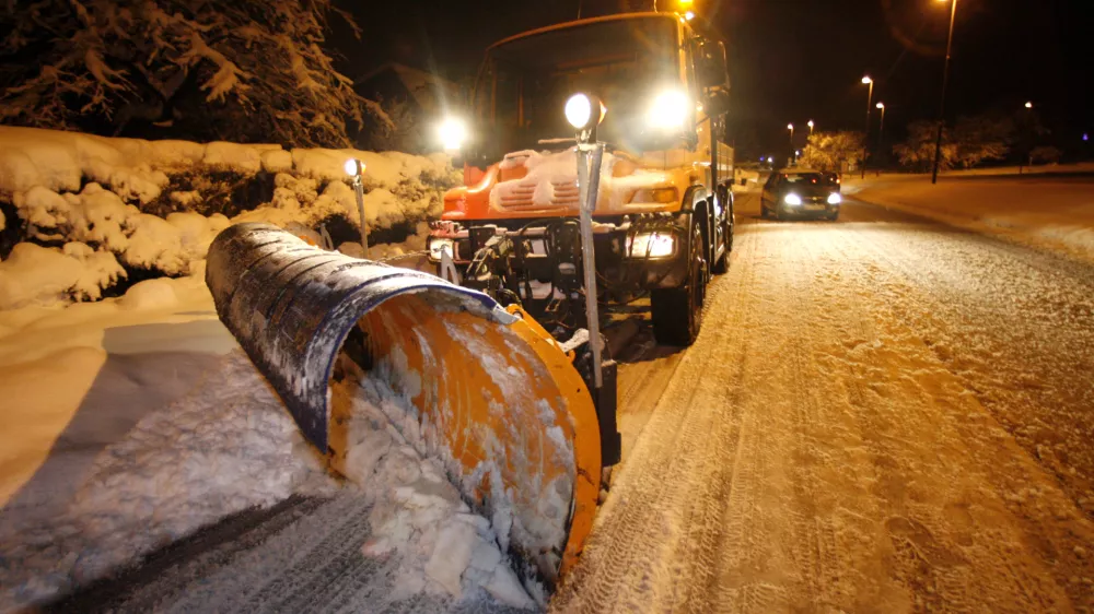 Ljubljanske ceste in razsvetljava &scaron;e pod zasebniki