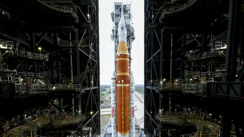 NASA's next-generation moon rocket, the Space Launch System (SLS) rocket with the Orion crew capsule, rolls from the Vehicle Assembly Building to the launch pad at the Kennedy Space Center in Cape Canaveral, Florida, U.S. January 17, 2026. Launch around the moon and back is scheduled for February 6, 2026. REUTERS/Joe Skipper / Foto: Joe Skipper