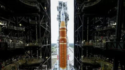 NASA's next-generation moon rocket, the Space Launch System (SLS) rocket with the Orion crew capsule, rolls from the Vehicle Assembly Building to the launch pad at the Kennedy Space Center in Cape Canaveral, Florida, U.S. January 17, 2026. Launch around the moon and back is scheduled for February 6, 2026. REUTERS/Joe Skipper / Foto: Joe Skipper