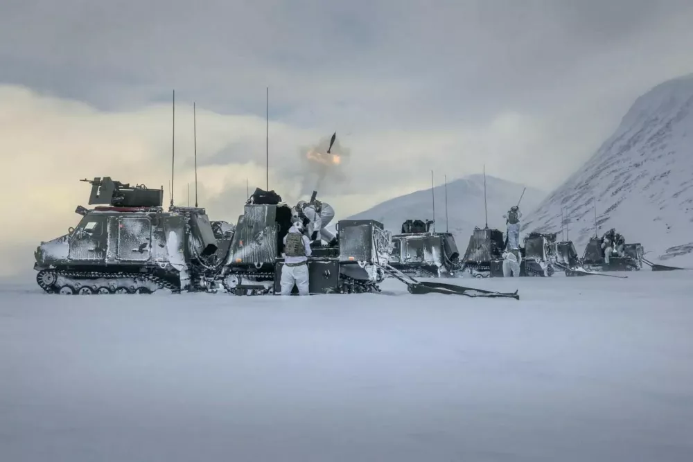 Arhivska slika urjenja angle&scaron;kih vojakov v arktičnih razmerah.