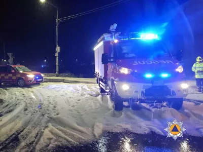 Na terenu so bili gasilci, saj zimske službe običajno ne rabijo.